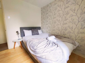 Oldbrook Lovely 3 Bedroom House Sleeps 6 FREE PARKING and NETFLIX